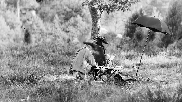 Photographie de Rosa Bonheur peignant dans la nature
